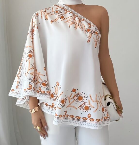 Blusa de Luxo Um Ombro Só com Manga Morcego e Estampa Ornamental