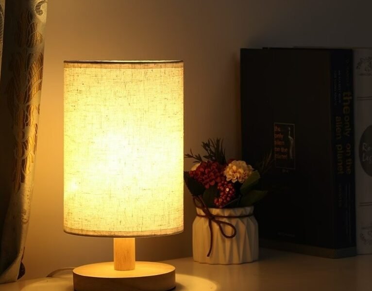 Abajur de Mesa Madeira com Cúpula de Linho USB