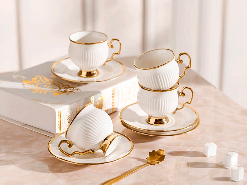 Caneca de Porcelana Vintage – Design Abóbora com Borda Ouro