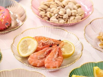 Aluguel Pratos Creme com Formato de Pétala e Borda Dourada - 8 Unidades