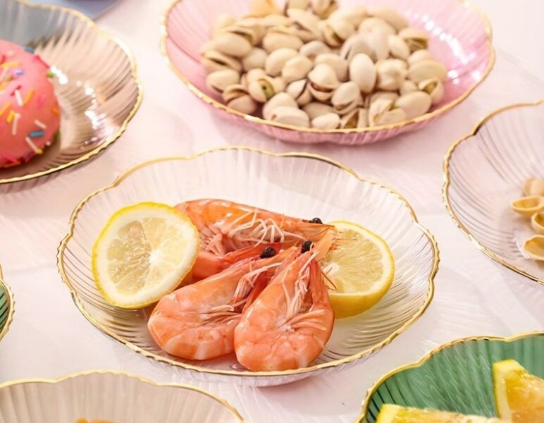 Aluguel Pratos Creme com Formato de Pétala e Borda Dourada - 8 Unidades