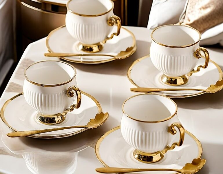 Caneca de Porcelana Vintage – Design Abóbora com Borda Ouro