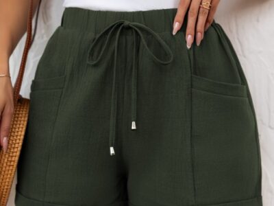 Short Feminino Cargo Soft – Elegância Natural em Verde Militar