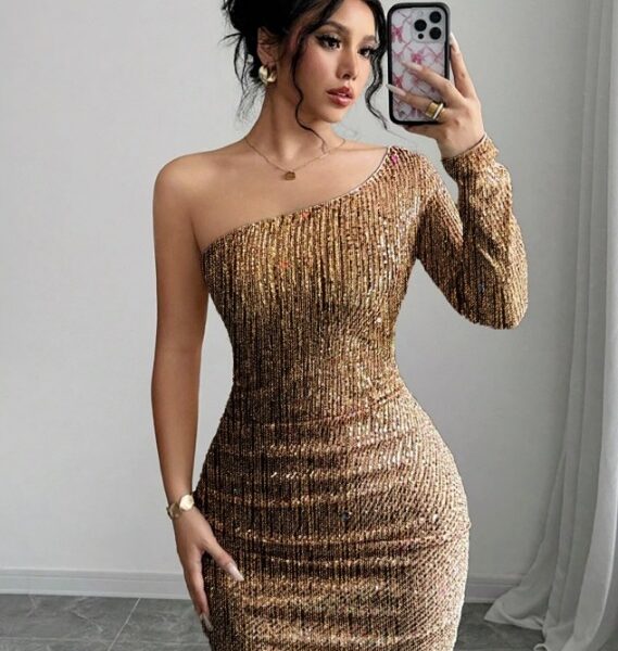 Vestido Sereia Champanhe com Lantejoulas e Ombro a Ombro