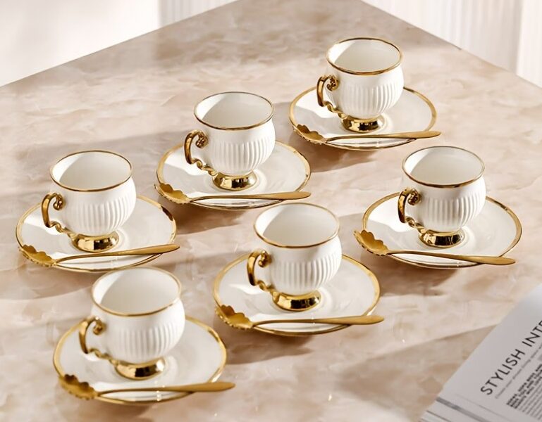 Caneca de Porcelana Vintage – Design Abóbora com Borda Ouro