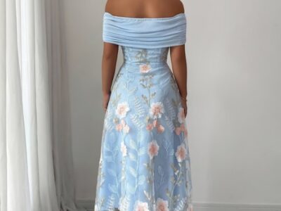 Vestido de Festa Azul Serenity com Bordados Florais e Decote Ombro a Ombro