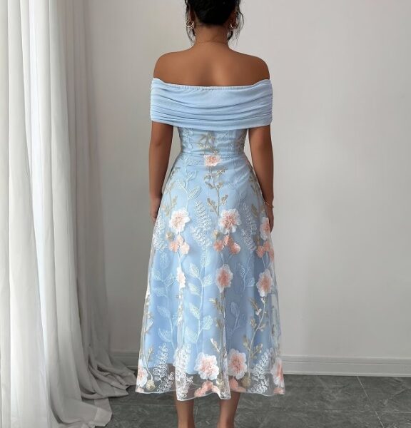 Vestido de Festa Azul Serenity com Bordados Florais e Decote Ombro a Ombro