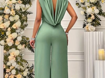 Macacão Sage Green com Gola Alta e Perna Larga