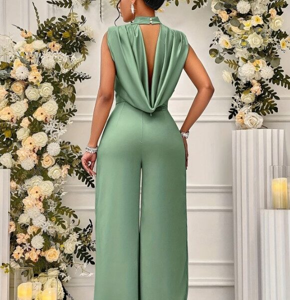 Macacão Sage Green com Gola Alta e Perna Larga