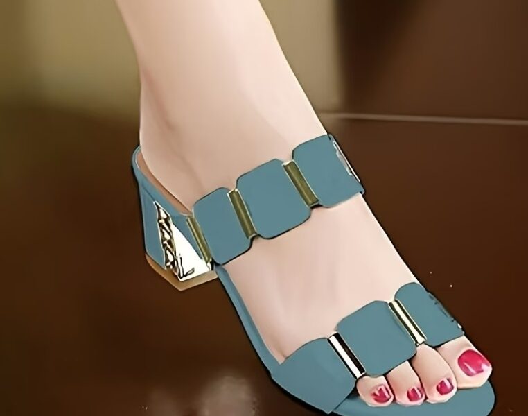 Aluguel de Sandália Champanhe com Tiras Entrelaçadas