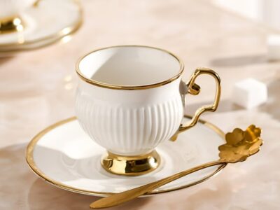 Caneca de Porcelana Vintage – Design Abóbora com Borda Ouro