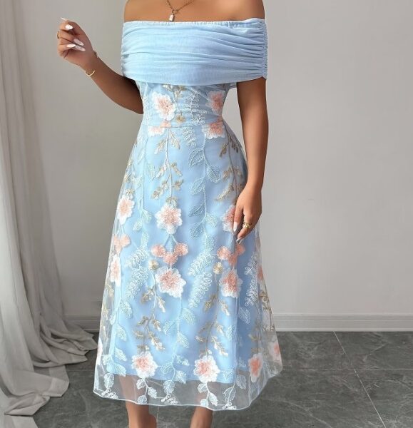 Vestido de Festa Azul Serenity com Bordados Florais e Decote Ombro a Ombro