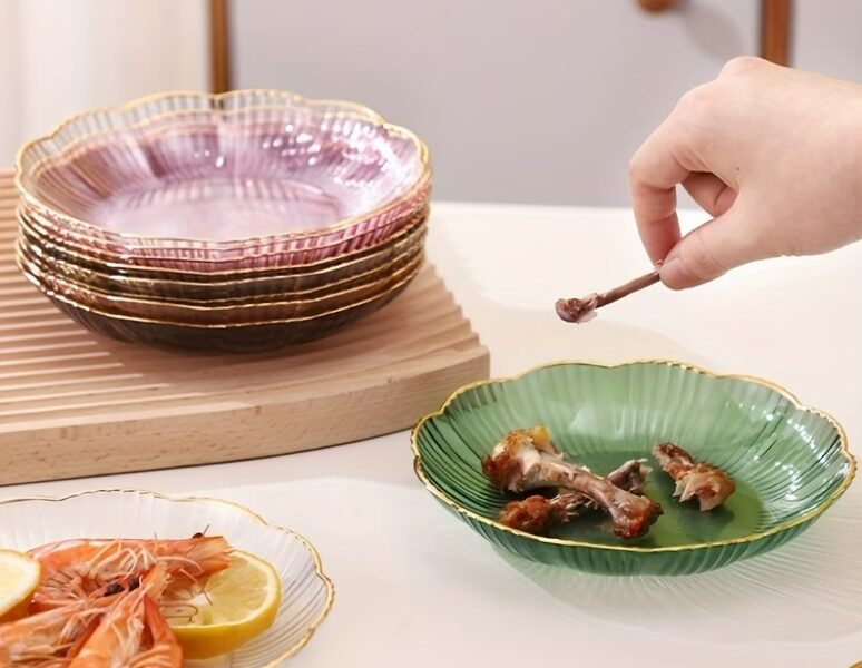 Conjunto de 8 Pratos Luxo com Borda Dourada e Suporte – Elegância para Eventos