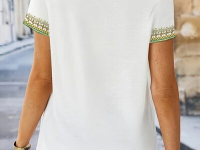Blusa Feminina Estilo Étnico com Decote V – Detalhes Arabescos e Manga Curta