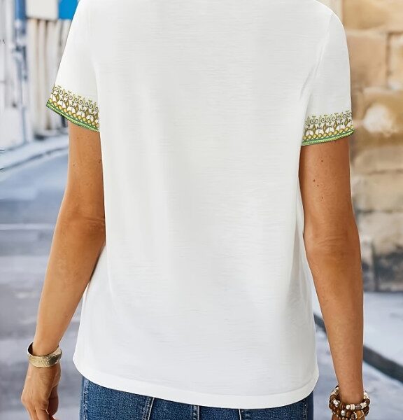 Blusa Feminina Estilo Étnico com Decote V – Detalhes Arabescos e Manga Curta