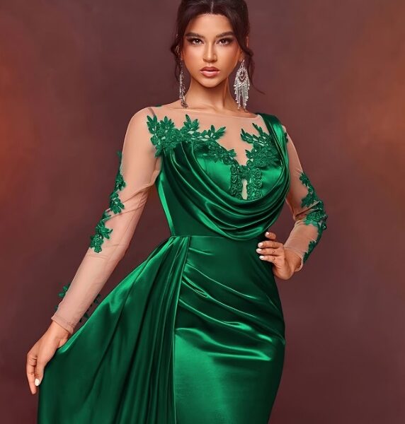 Aluguel de Vestido Sereia Verde Esmeralda com Renda e Cauda