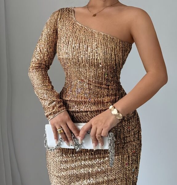 Vestido Sereia Champanhe com Lantejoulas e Ombro a Ombro