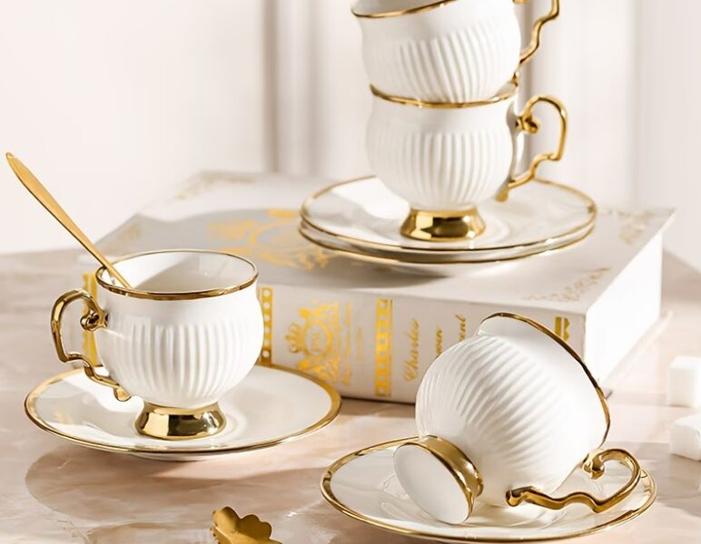 Caneca de Porcelana Vintage – Design Abóbora com Borda Ouro