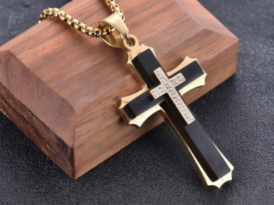 Colar Masculino com Pingente de Cruz Multicamadas e Pedras