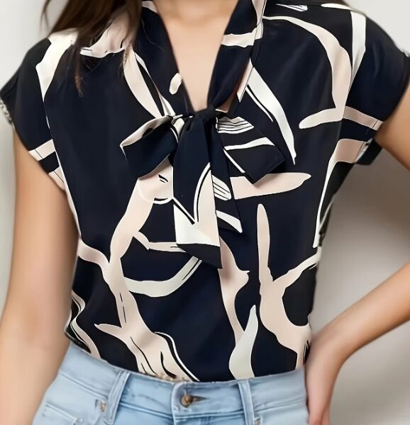 T-shirt Feminina Estampada com Gola Laço