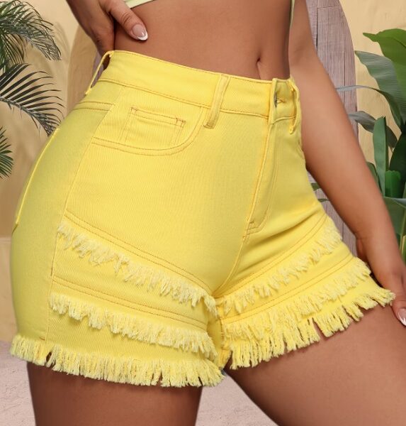 Short Feminino Amarelo Vibrante com Camadas de Franjas