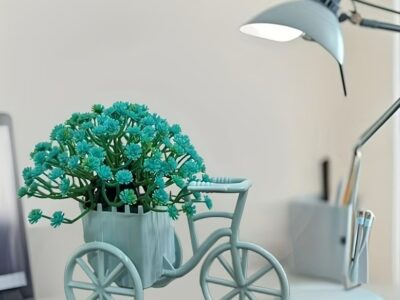 Arranjo de Flores Artificiais com Vaso Bicicleta